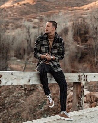 С чем носить темно-коричневые замшевые низкие кеды мужчине