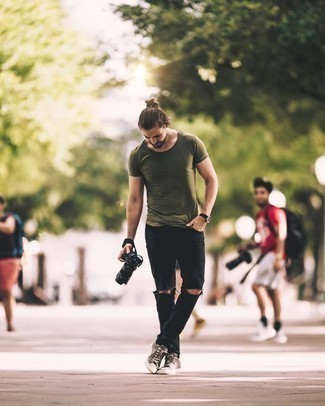 С чем носить темно-коричневые замшевые низкие кеды мужчине