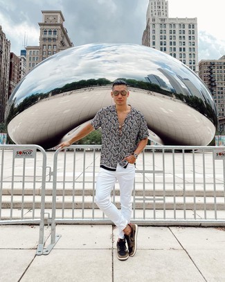 С чем носить темно-коричневые замшевые низкие кеды мужчине