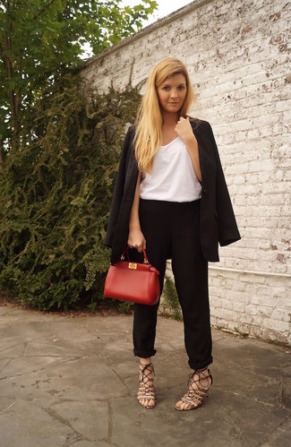 С чем носить темно-коричневые замшевые босоножек женщине