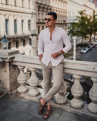 С чем носить темно-коричневые замшевые сандалии мужчине