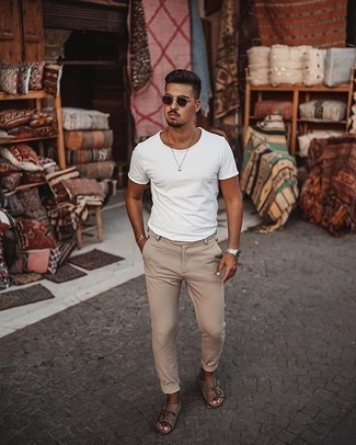 С чем носить темно-коричневые замшевые сандалии мужчине