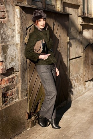 С чем носить темно-коричневую замшевую сумку-саквояж