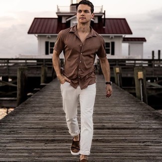 С чем носить темно-коричневые замшевые слипоны мужчине