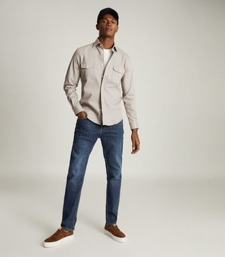 С чем носить темно-коричневые замшевые кеды мужчине