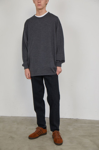 С чем носить темно-коричневые замшевые кеды мужчине