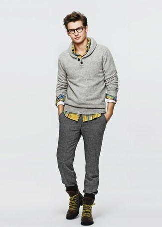 С чем носить темно-коричневые замшевые рабочие ботинки мужчине