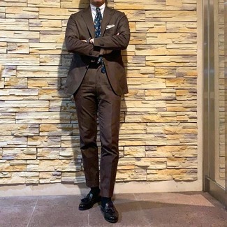 Как носить темно-коричневый костюм с черными кожаными лоферами