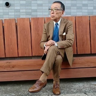 Как носить темно-коричневый костюм с коричневыми кожаными брогами