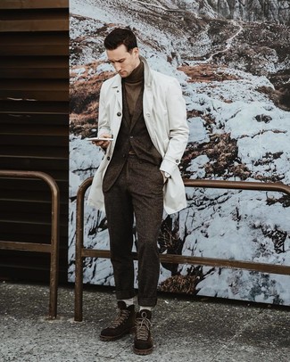 Какие повседневные ботинки носить с темно-коричневым костюмом