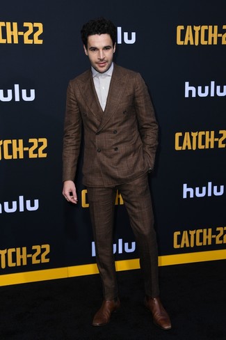 Какие ботинки челси носить с темно-коричневым костюмом