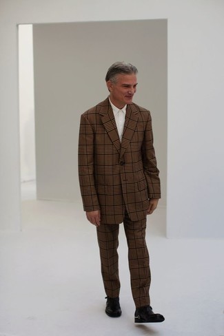 Какие ботинки челси носить с темно-коричневым костюмом