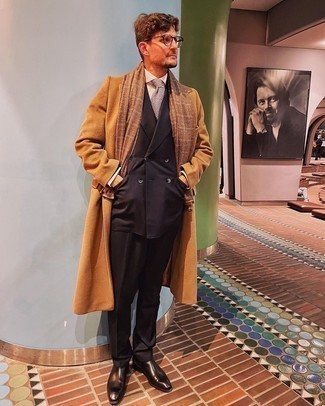 Какие ботинки челси носить с темно-коричневым костюмом