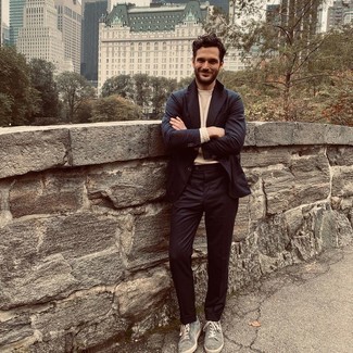 Какие свитера с круглым вырезом носить с темно-коричневым костюмом