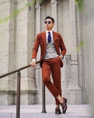 Как носить темно-коричневый костюм с темно-коричневыми монками