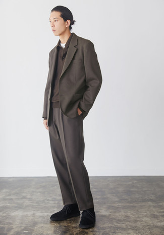 Какие ботинки дезерты носить с темно-коричневым костюмом