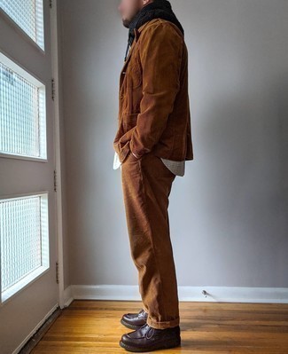 Какой худи носить с темно-коричневым костюмом