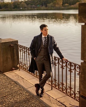 Какие длинные пальто носить с темно-коричневым костюмом