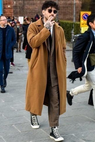 Какие длинные пальто носить с темно-коричневым костюмом