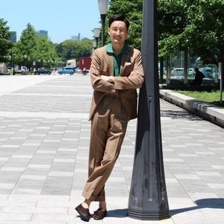 Какие футболки-поло носить с темно-коричневым костюмом