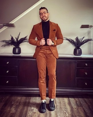 Какие водолазки носить с темно-коричневым костюмом