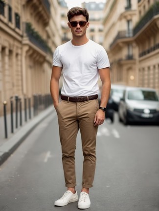 С чем носить темно-коричневые солнцезащитные очки мужчине