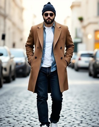 С чем носить темно-коричневые солнцезащитные очки мужчине