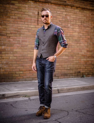 С чем носить темно-коричневые солнцезащитные очки мужчине