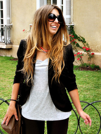 С чем носить темно-коричневые солнцезащитные очки женщине