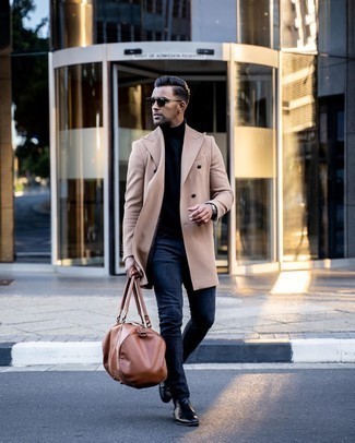 С чем носить темно-коричневые солнцезащитные очки мужчине