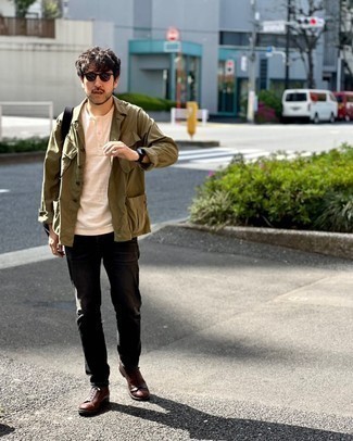 С чем носить темно-коричневые солнцезащитные очки мужчине