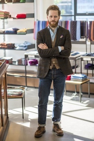 Какие джинсы носить с темно-коричневым трикотажным жилетом мужчине