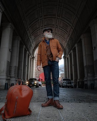 Какие джинсы носить с темно-коричневым трикотажным жилетом мужчине