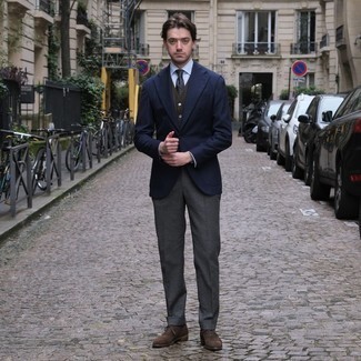 Как носить темно-коричневый трикотажный жилет с темно-синим пиджаком мужчине