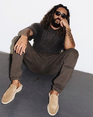 С чем носить темно-коричневые спортивные штаны мужчине