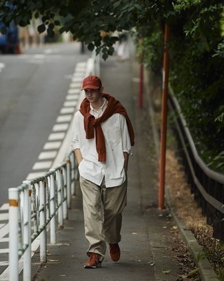 Какие брюки чинос носить с темно-коричневым свитшотем