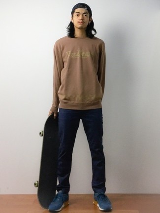 Какие брюки чинос носить с темно-коричневым свитшотем