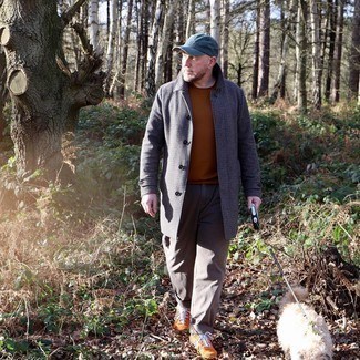 Какие брюки чинос носить с темно-коричневым свитшотем