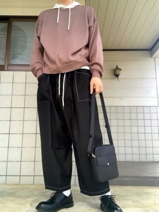 Какие туфли дерби носить с темно-коричневым свитшотем