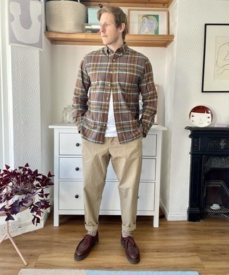 С чем носить темно-коричневую футболку мужчине