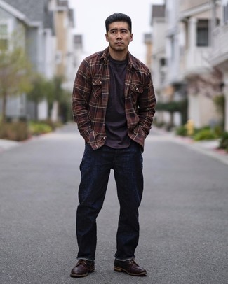 С чем носить темно-коричневую футболку мужчине