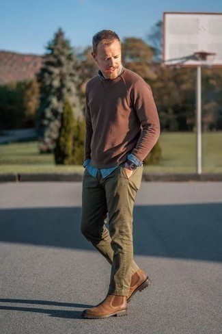 С чем носить темно-коричневую футболку мужчине