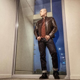 С чем носить темно-коричневую футболку мужчине