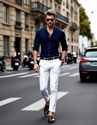 С чем носить темно-коричневые лоферы с кисточками