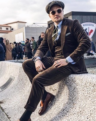 С чем носить темно-коричневый костюм-тройку