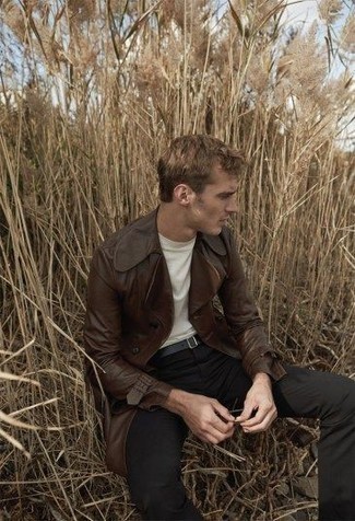 Какие брюки чинос носить с темно-коричневым плащом