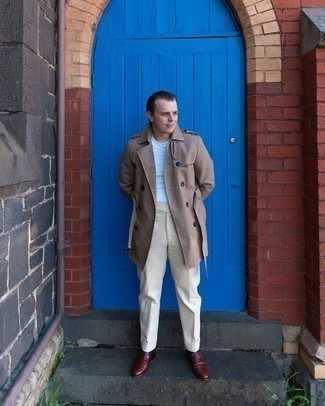 Какие брюки чинос носить с темно-коричневым плащом
