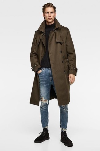 Какие джинсы носить с темно-коричневым плащом мужчине