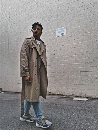 Какие джинсы носить с темно-коричневым плащом мужчине