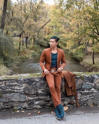 Какие костюмы носить с темно-коричневым плащом